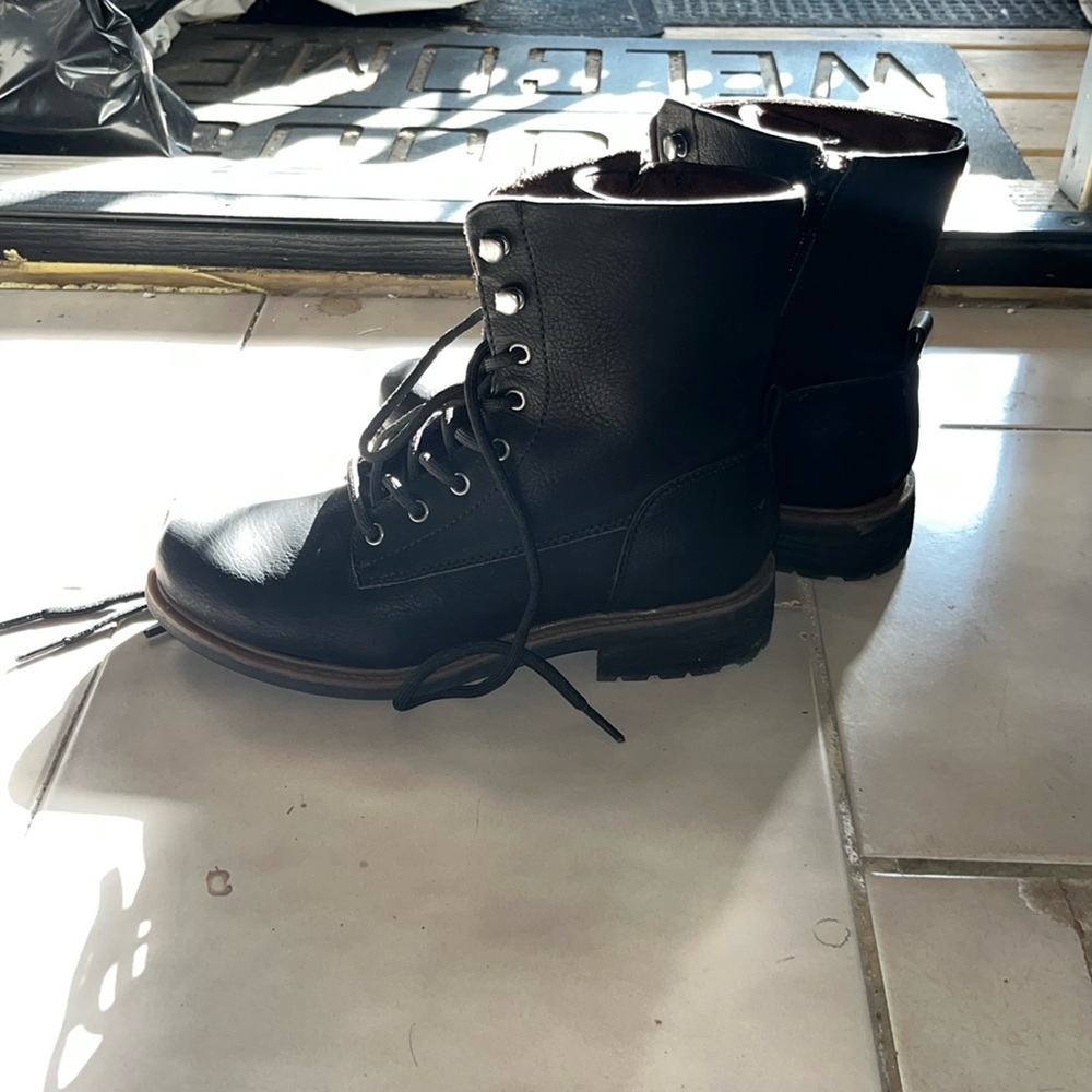 Black combat style fashion boots size 7.5 flexible